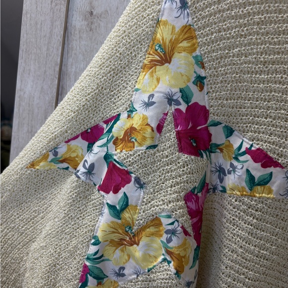 POL Oversized Floral Star Top
Size Small (oversized fit)-Retail $98 - Picture 6 of 9